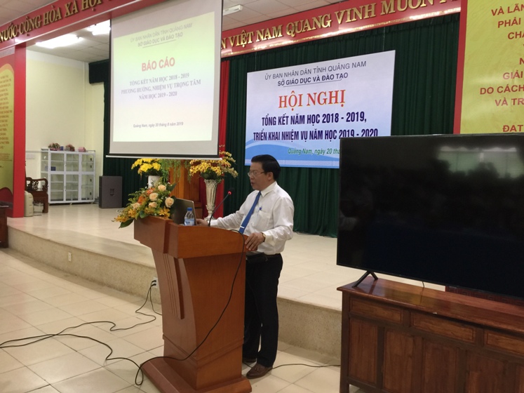 Ông Hà Thanh Quốc - GĐ Sở GDĐT báo cáo tổng kết năm học 2018-2019 và triển khai nhiệm vụ năm học 2019-2020